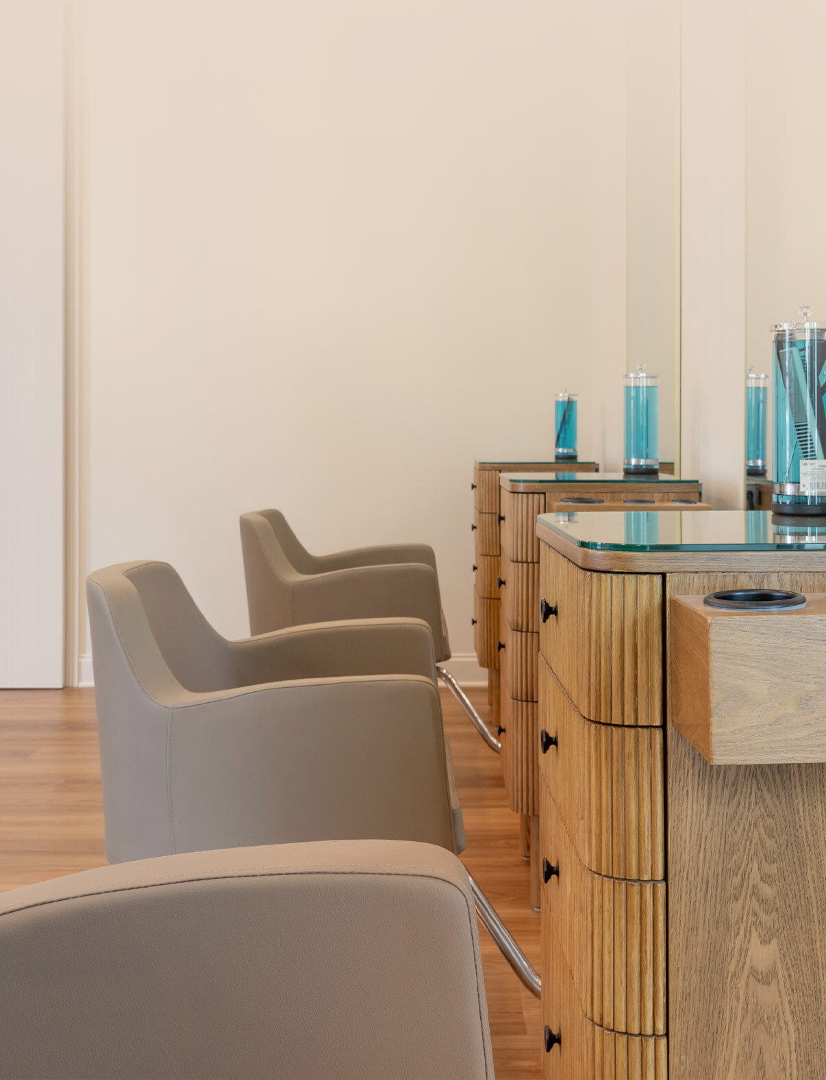 Build an equipment package to enjoy discounted pricing on salon, spa, or barber equipment!